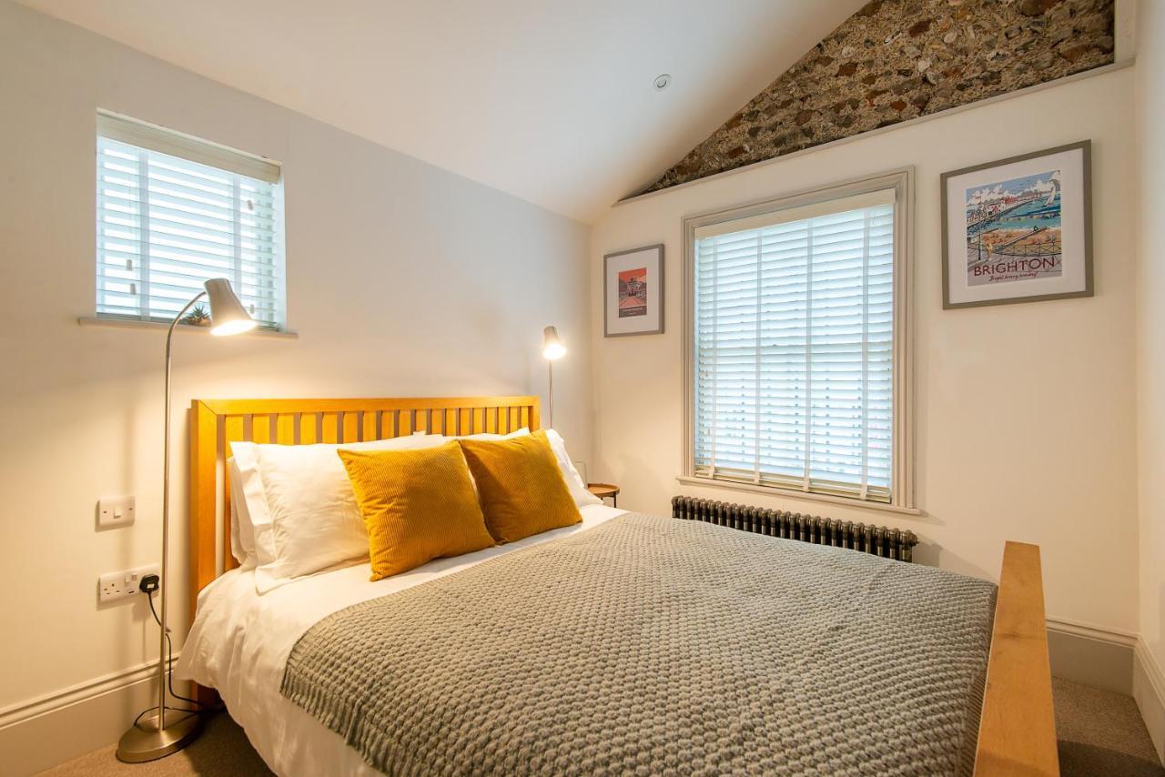 Apartment Beautiful, Central, 3 Min Walk From Beach, 2 King Doubles