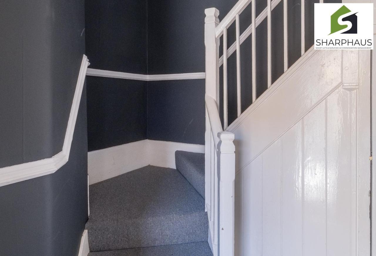 Cool & Comfortable Newly Refurbished Apartment By Sharphaus Short Lets & Serviced Accommodation Management