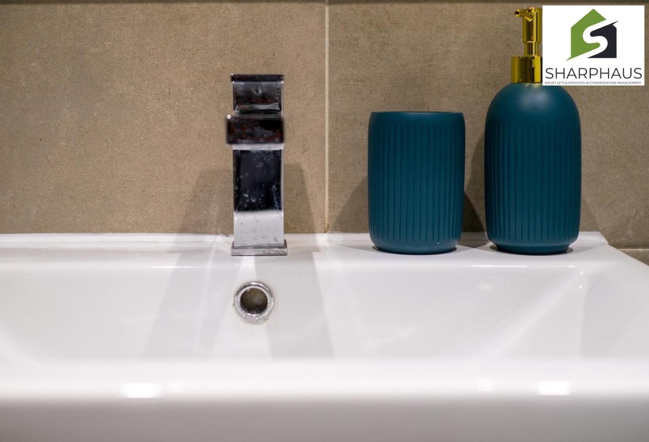 Cool & Comfy 2-bed Between The And The By Sharphaus Short Lets & Serviced Management Apartment Brighton