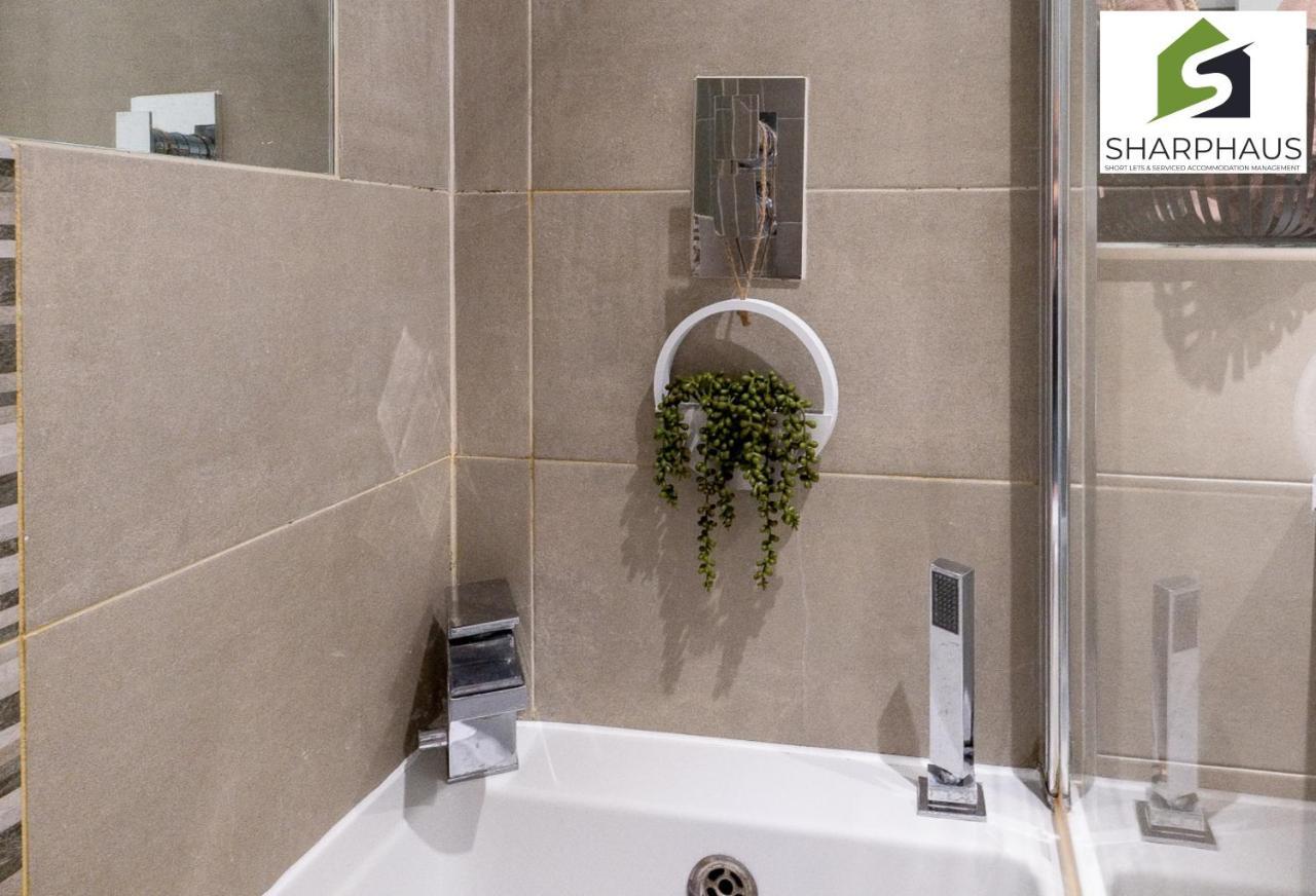 Cool & Comfy 2-bed Between The And The By Sharphaus Short Lets & Serviced Management Apartment