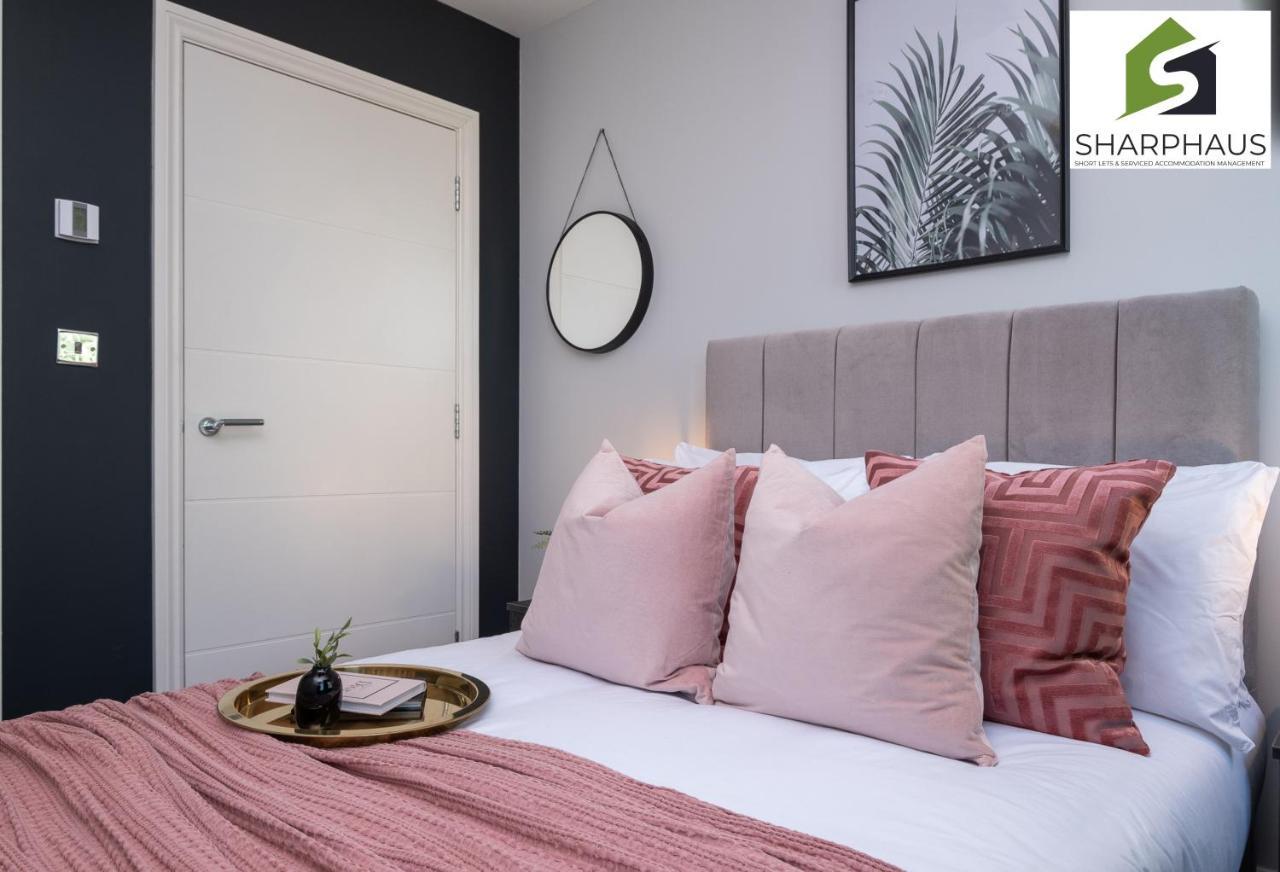 Cool & Comfy 2-bed Between The And The By Sharphaus Short Lets & Serviced Management Apartment