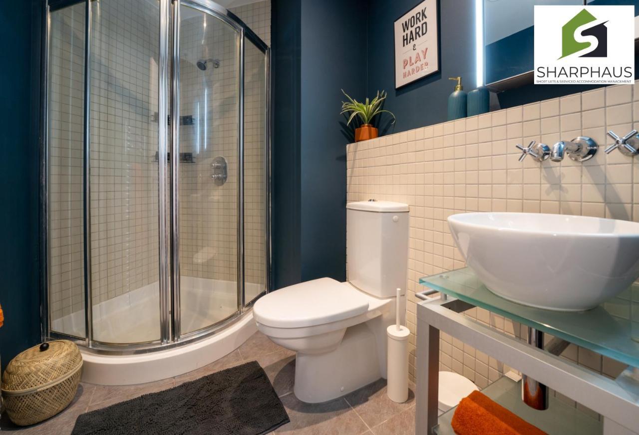 Sleek & Stylish 2-bed In The Heart Of By Sharphaus Short Lets & Serviced Management Apartment