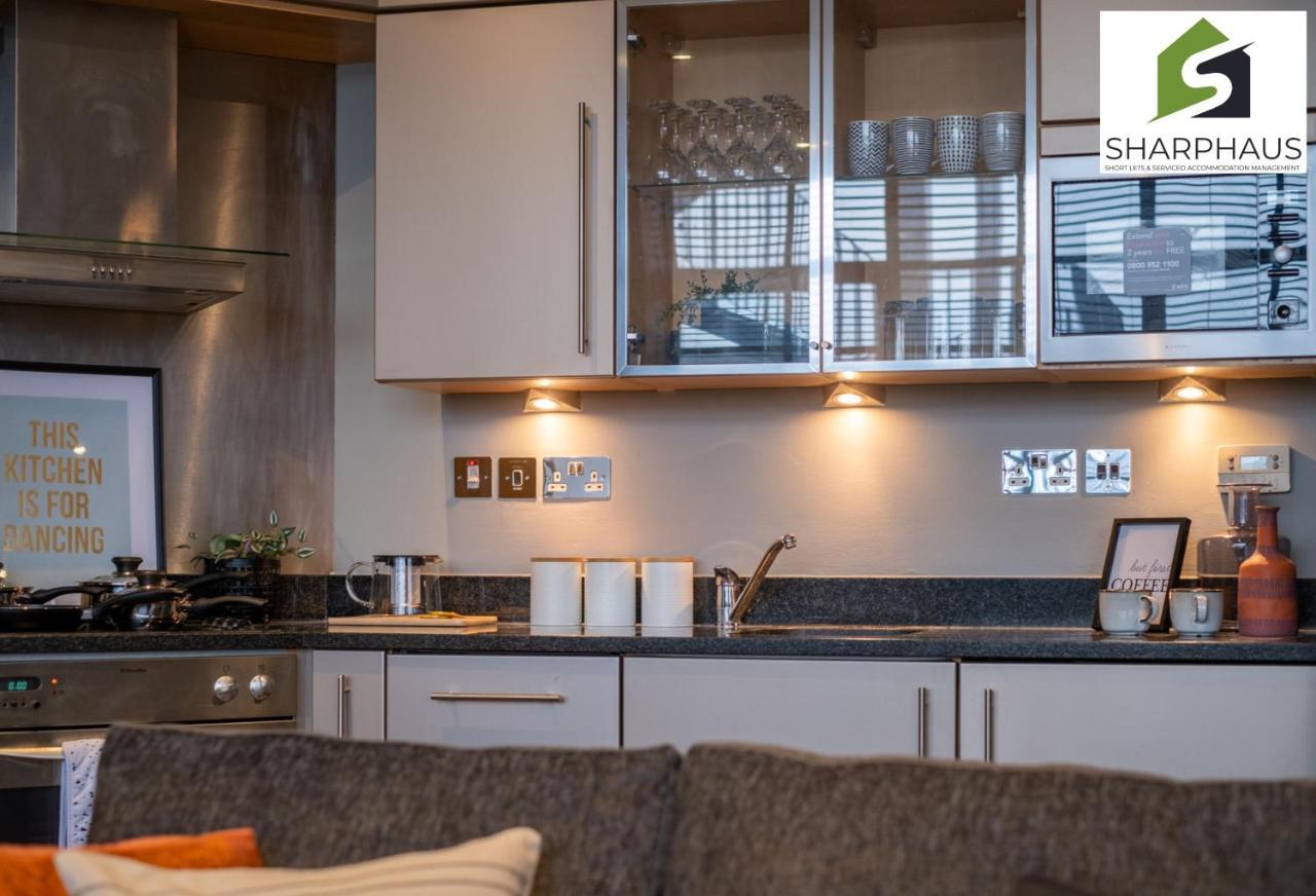 Sleek & Stylish 2-bed In The Heart Of By Sharphaus Short Lets & Serviced Management