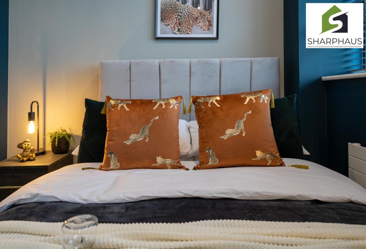Sleek & Stylish 2-bed In The Heart Of By Sharphaus Short Lets & Serviced Management Apartment