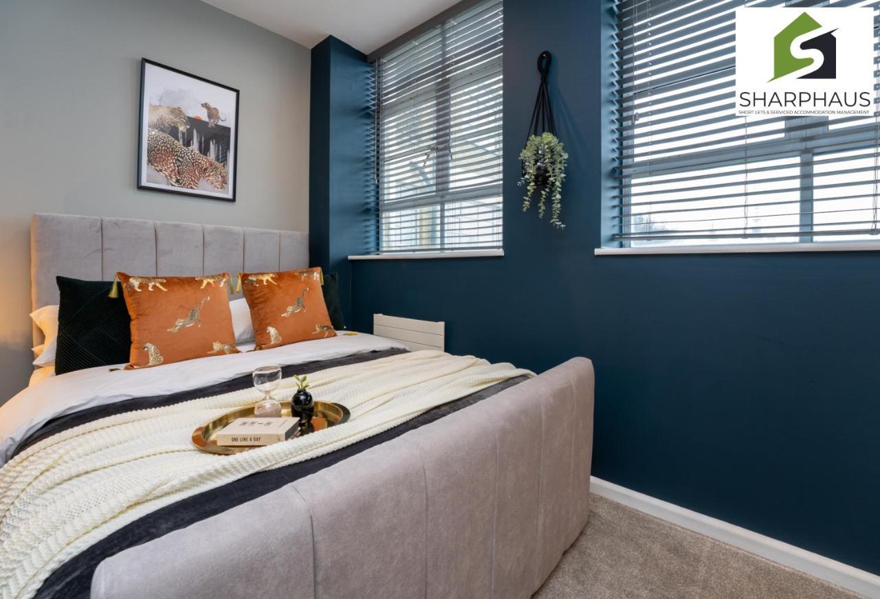 Sleek & Stylish 2-bed In The Heart Of By Sharphaus Short Lets & Serviced Management Apartment *