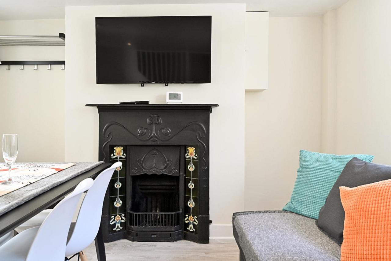 Homey Downtown Two Bedroom Townhouse Near Sea Front, Up To 7 Guests Holiday home
