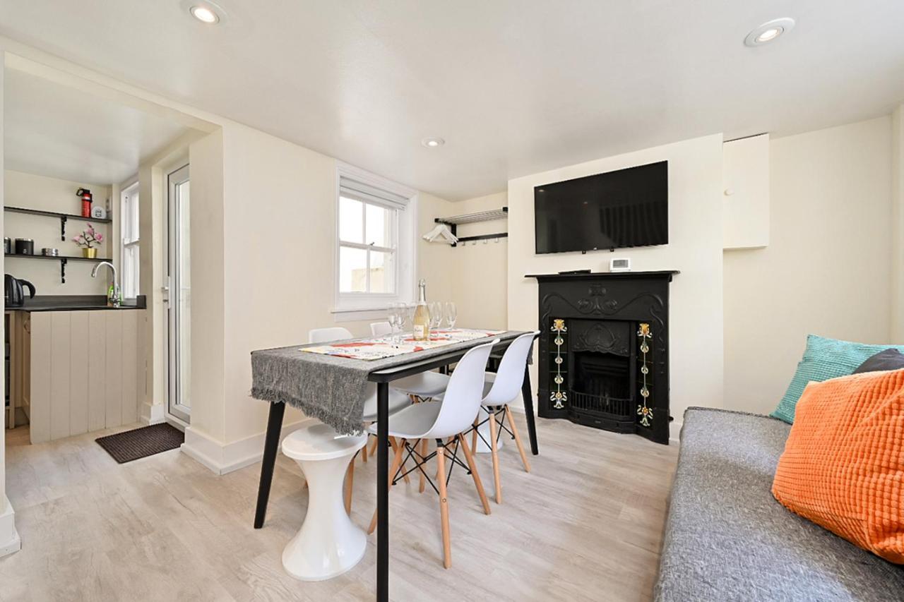 Homey Downtown Two Bedroom Townhouse Near Sea Front, Up To 7 Guests Holiday home
