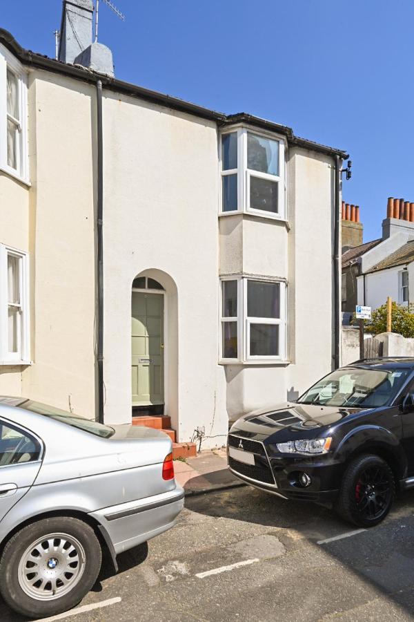 Homey Downtown Two Bedroom Townhouse Near Sea Front, Up To 7 Guests Holiday home Brighton