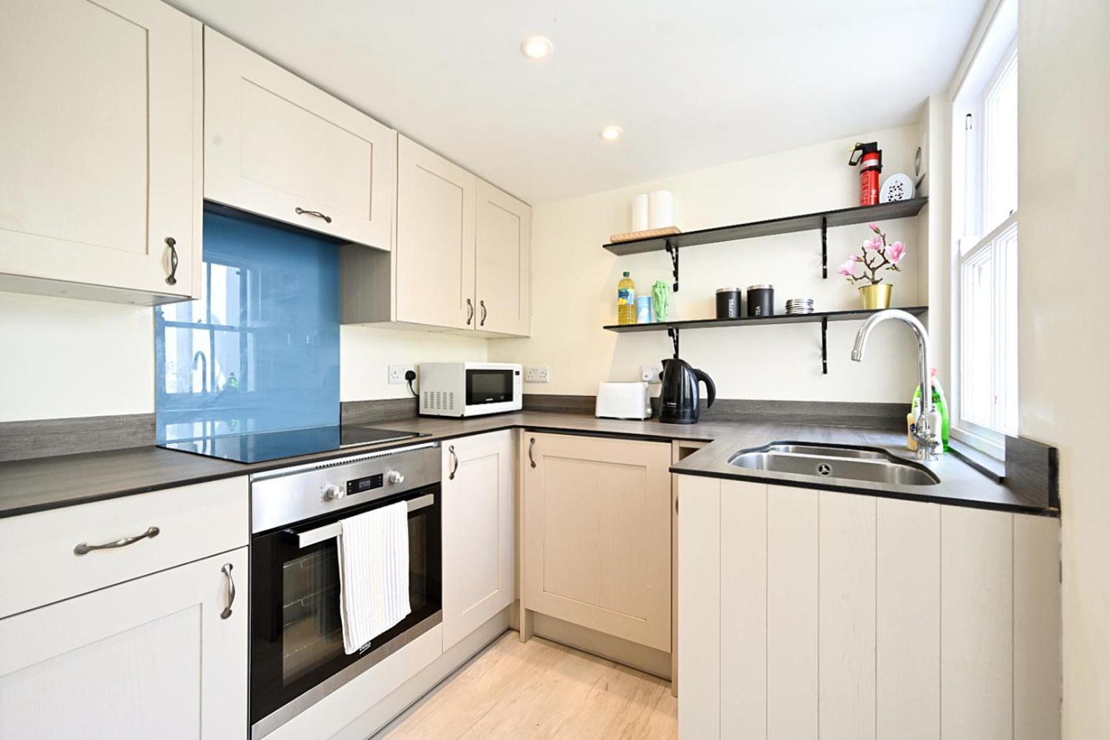 Homey Downtown Two Bedroom Townhouse Near Sea Front, Up To 7 Guests Holiday home *