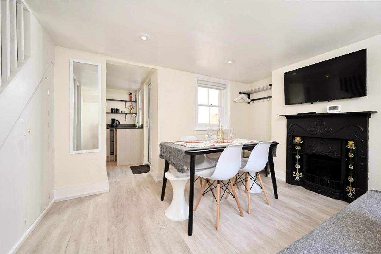 Homey Downtown Two Bedroom Townhouse Near Sea Front, Up To 7 Guests Brighton