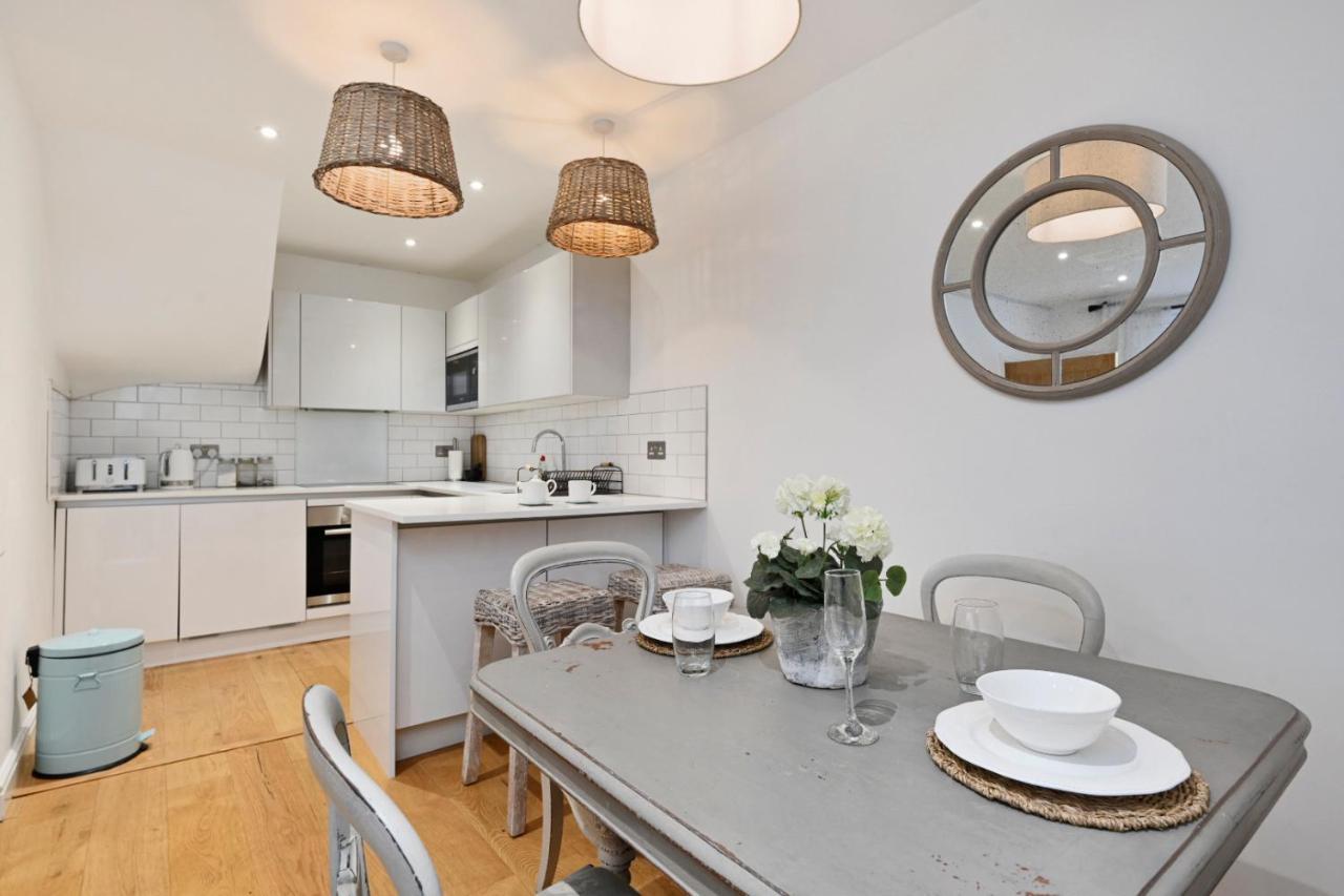 The Mews - Stylish & Central Townhouse, Up To 6 Guests Holiday home *