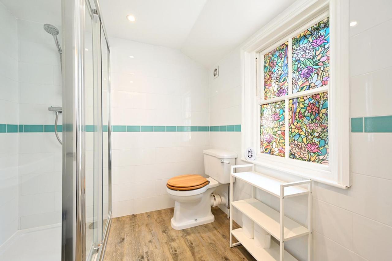 Homey Downtown Two Bedroom Townhouse Near Sea Front, Up To 7 Guests * Brighton