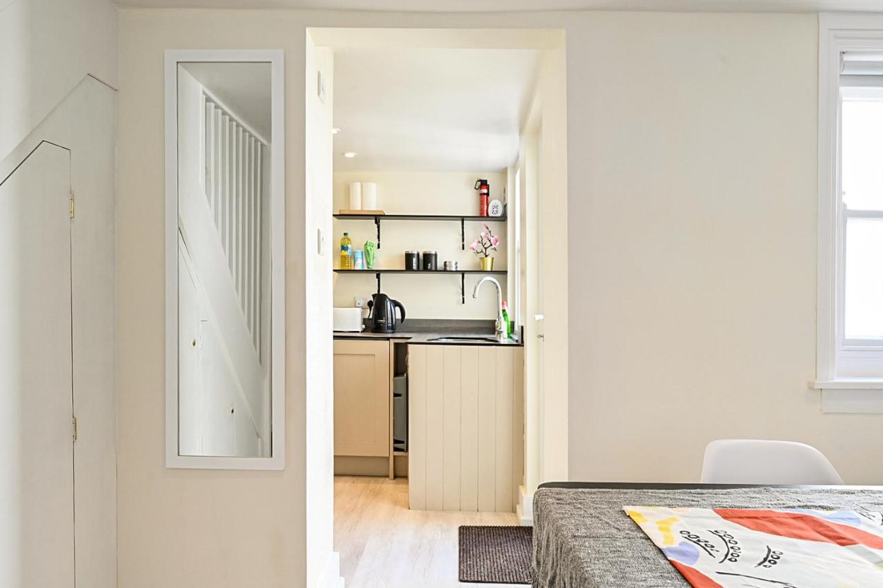 Homey Downtown Two Bedroom Townhouse Near Sea Front, Up To 7 Guests *