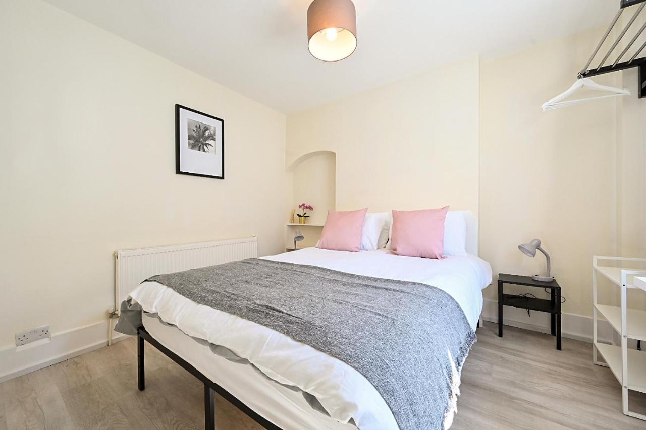 Homey Downtown Two Bedroom Townhouse Near Sea Front, Up To 7 Guests Holiday home