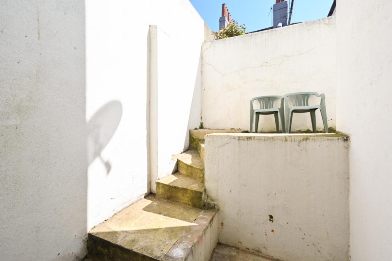 Homey Downtown Two Bedroom Townhouse Near Sea Front, Up To 7 Guests Holiday home *