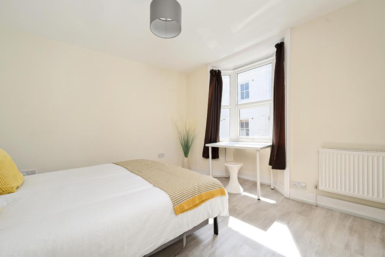 Homey Downtown Two Bedroom Townhouse Near Sea Front, Up To 7 Guests Holiday home Brighton