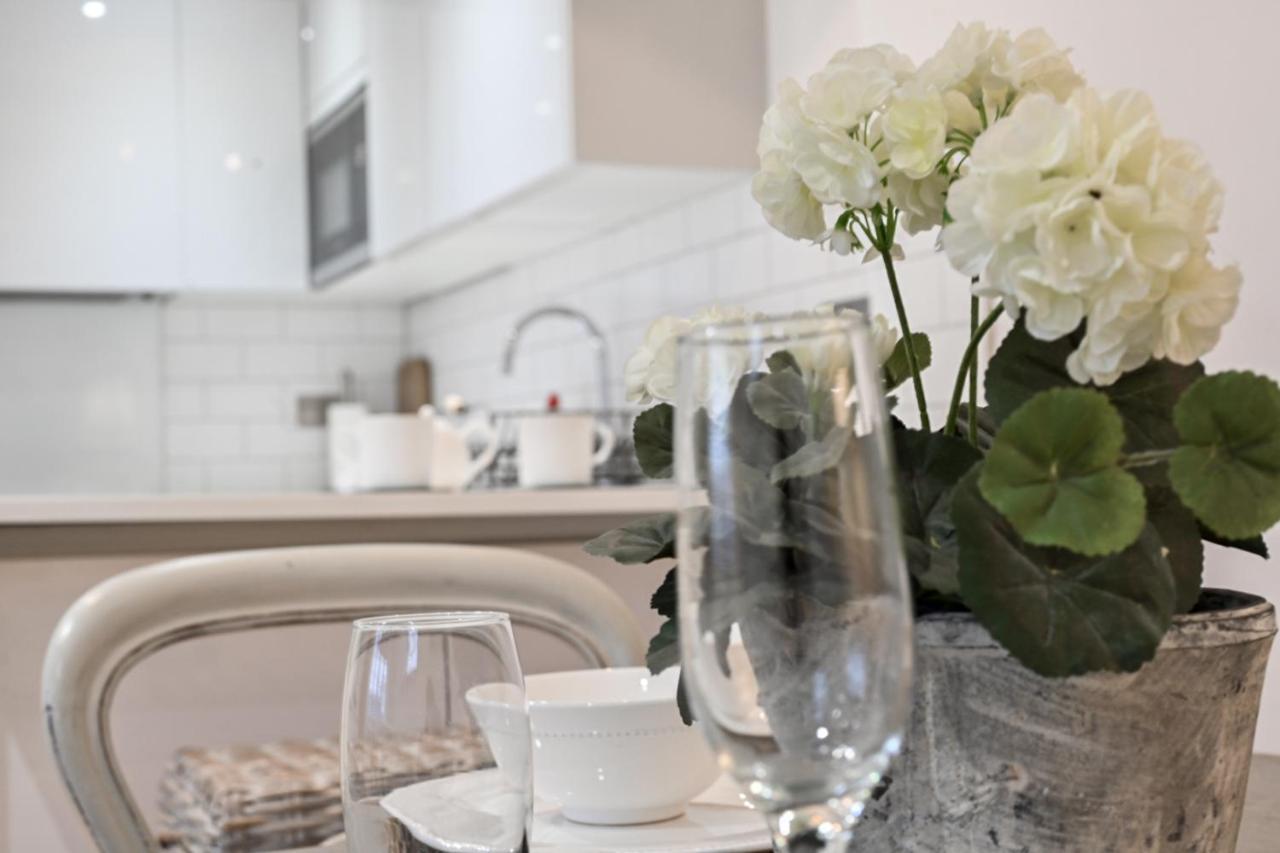 The Mews - Stylish & Central Townhouse, Up To 6 Guests Holiday home