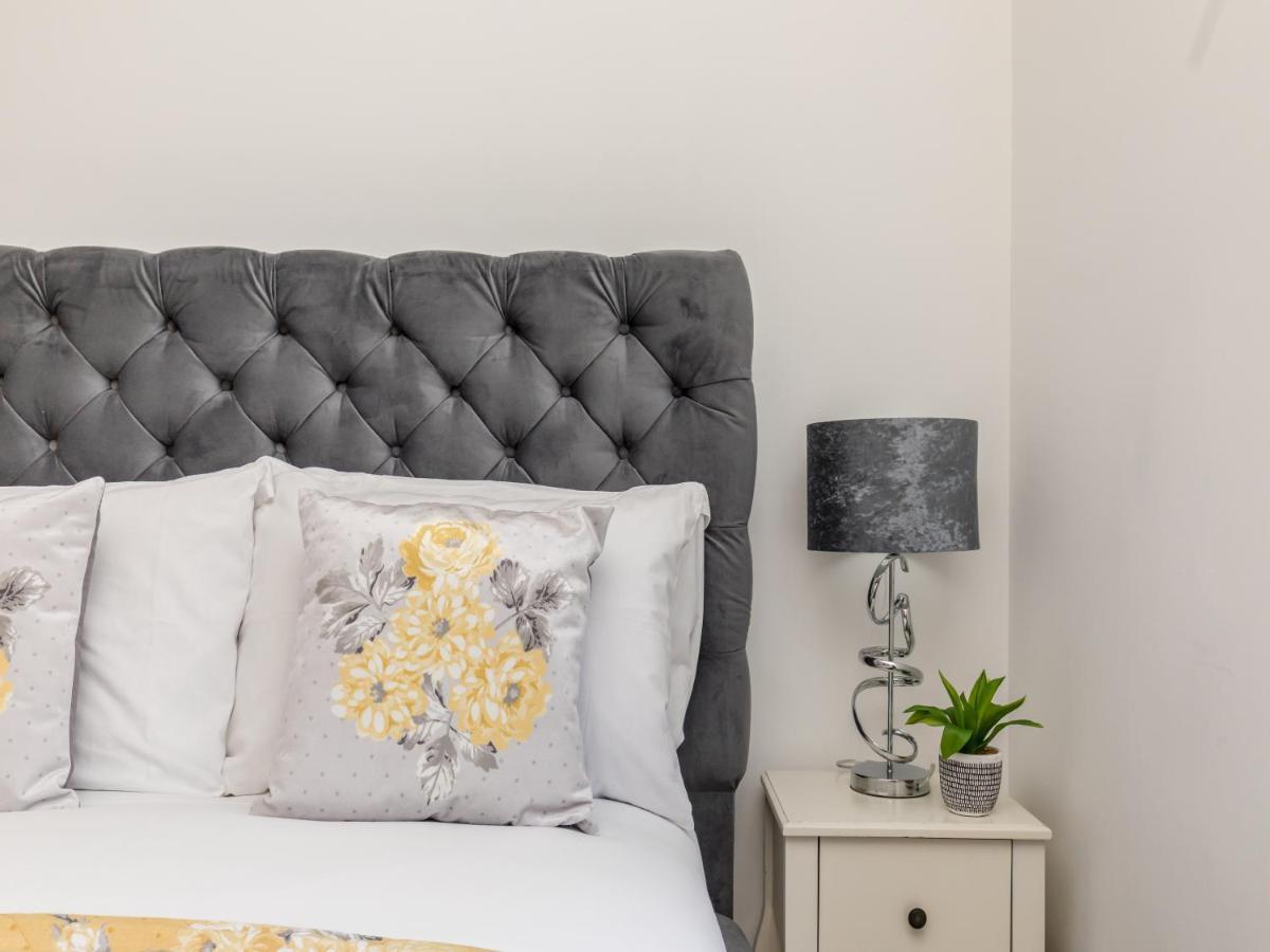 Modern Contemporary 2-bedroom Flat Apartment