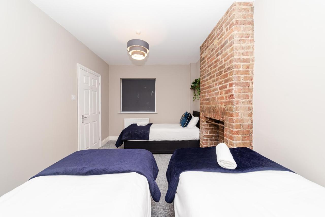 Four Bedroom Town House Next To Station Sv