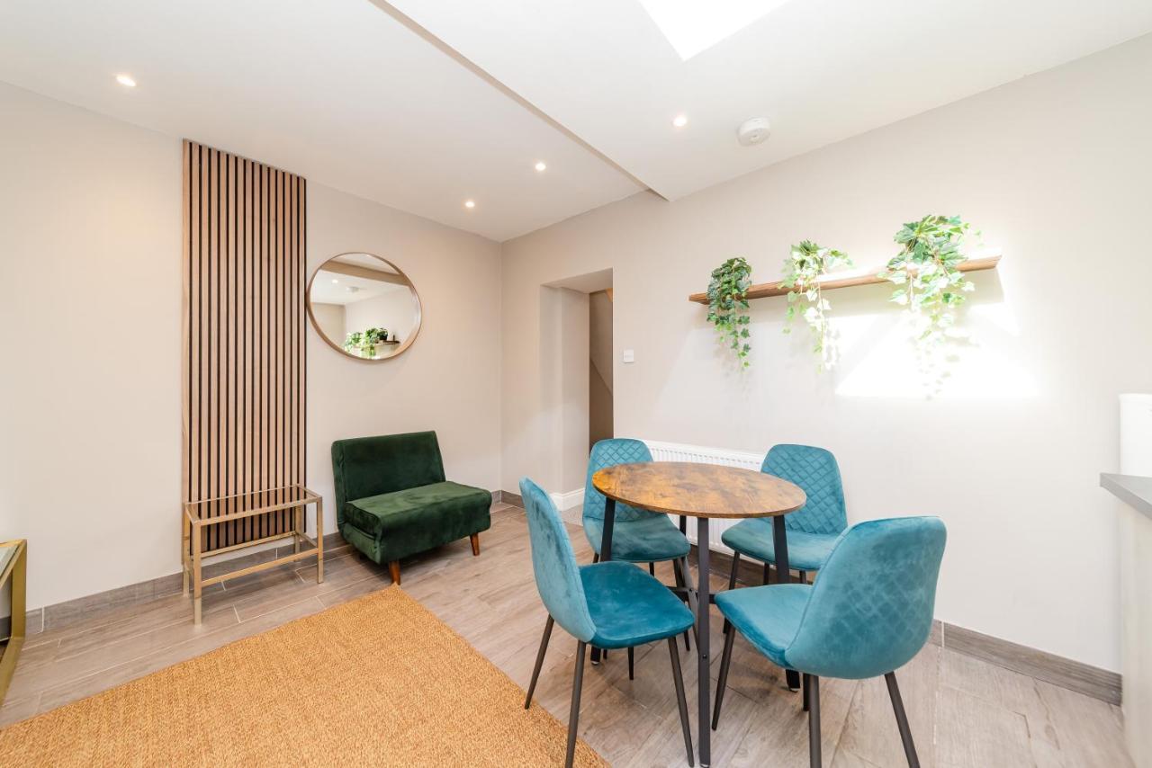 Four Bedroom Town House Next To Station Sv Holiday home