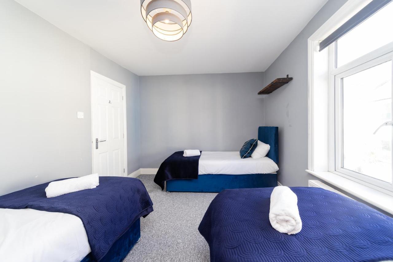 Four Bedroom Town House Next To Station Sv