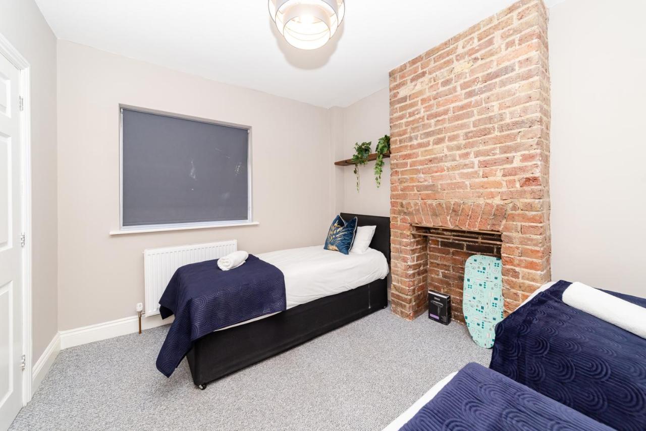 Four Bedroom Town House Next To Station Sv