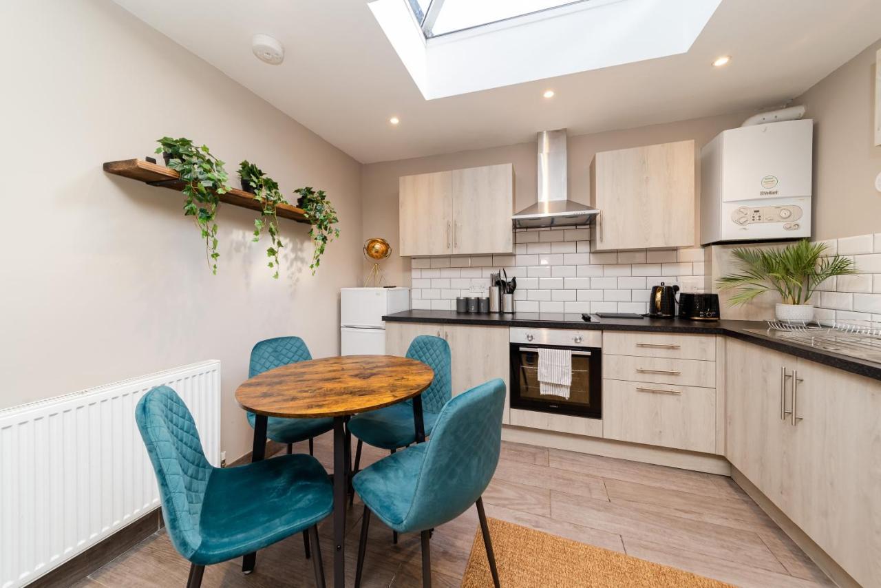 Four Bedroom Town House Next To Station Sv Holiday home *