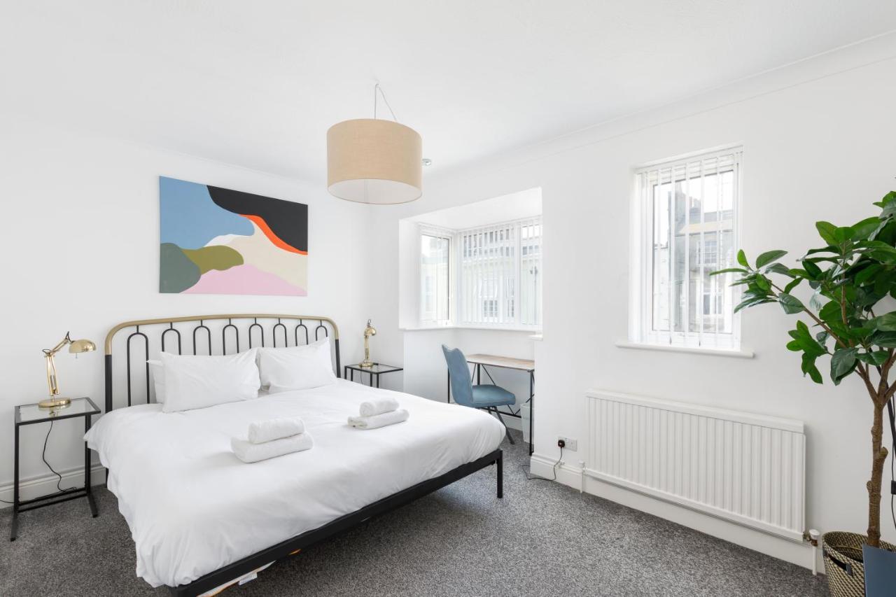 Beachside Retreat 2-bedroom Gem With Free Private Parking & Outdoor Space Holiday home