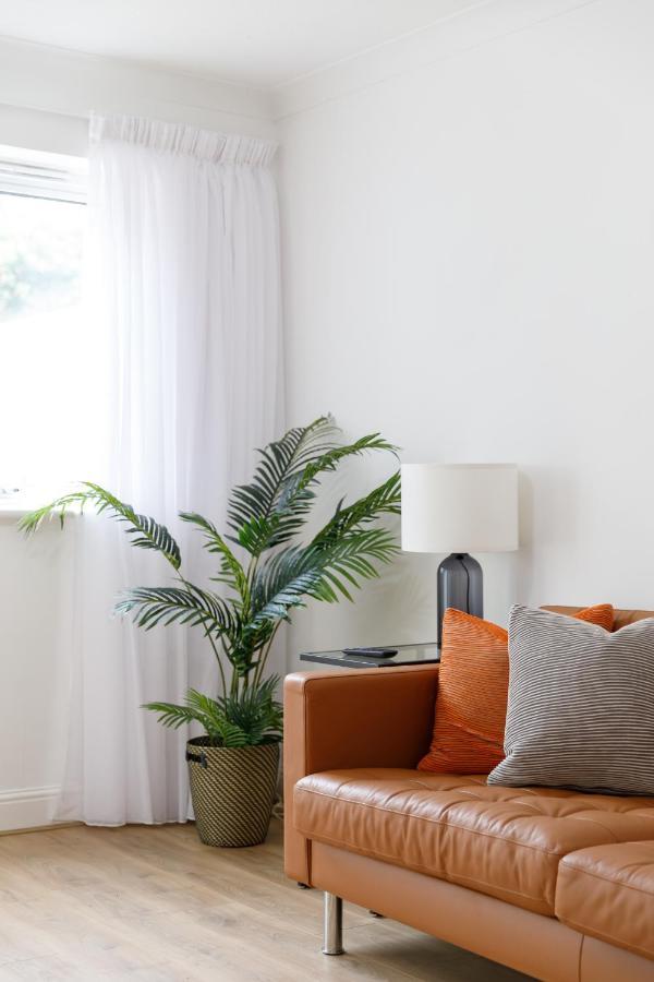 Beachside Retreat 2-bedroom Gem With Free Private Parking & Outdoor Space Holiday home Brighton
