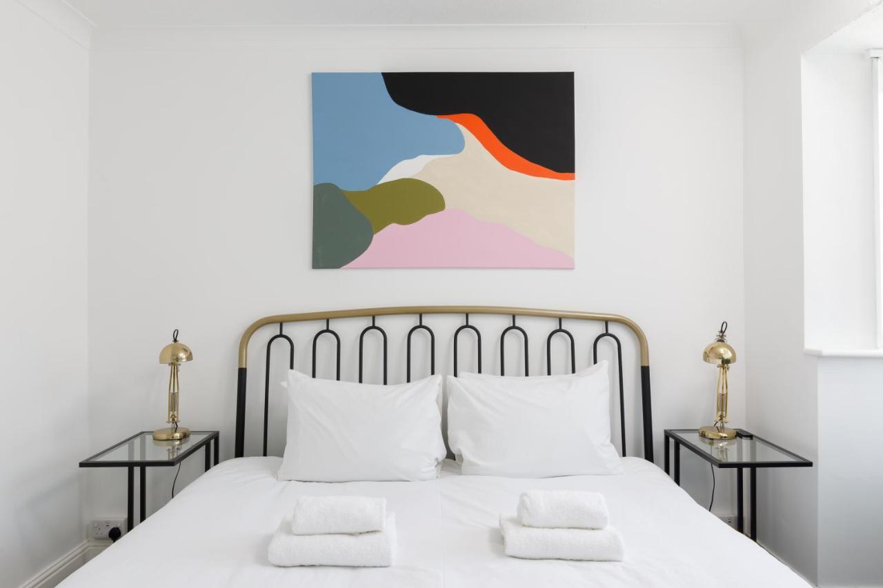 Beachside Retreat 2-bedroom Gem With Free Private Parking & Outdoor Space Holiday home