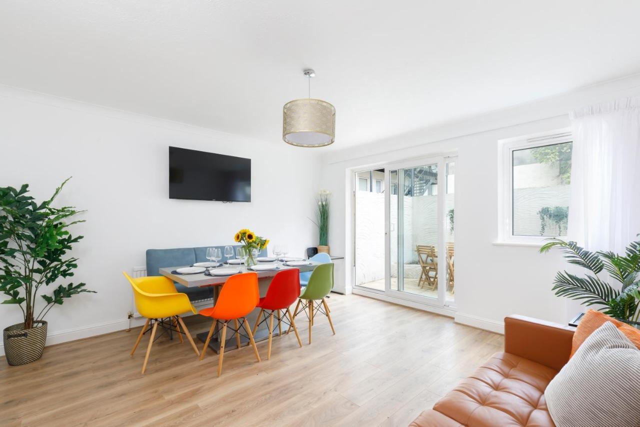 Beachside Retreat 2-bedroom Gem With Free Private Parking & Outdoor Space Holiday home Brighton