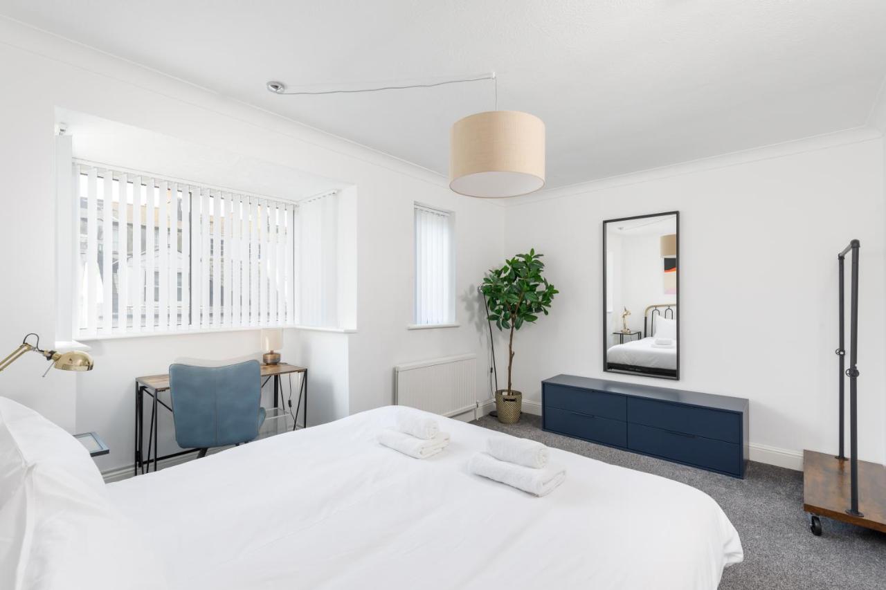 Holiday home Beachside Retreat 2-bedroom Gem With Free Private Parking & Outdoor Space *