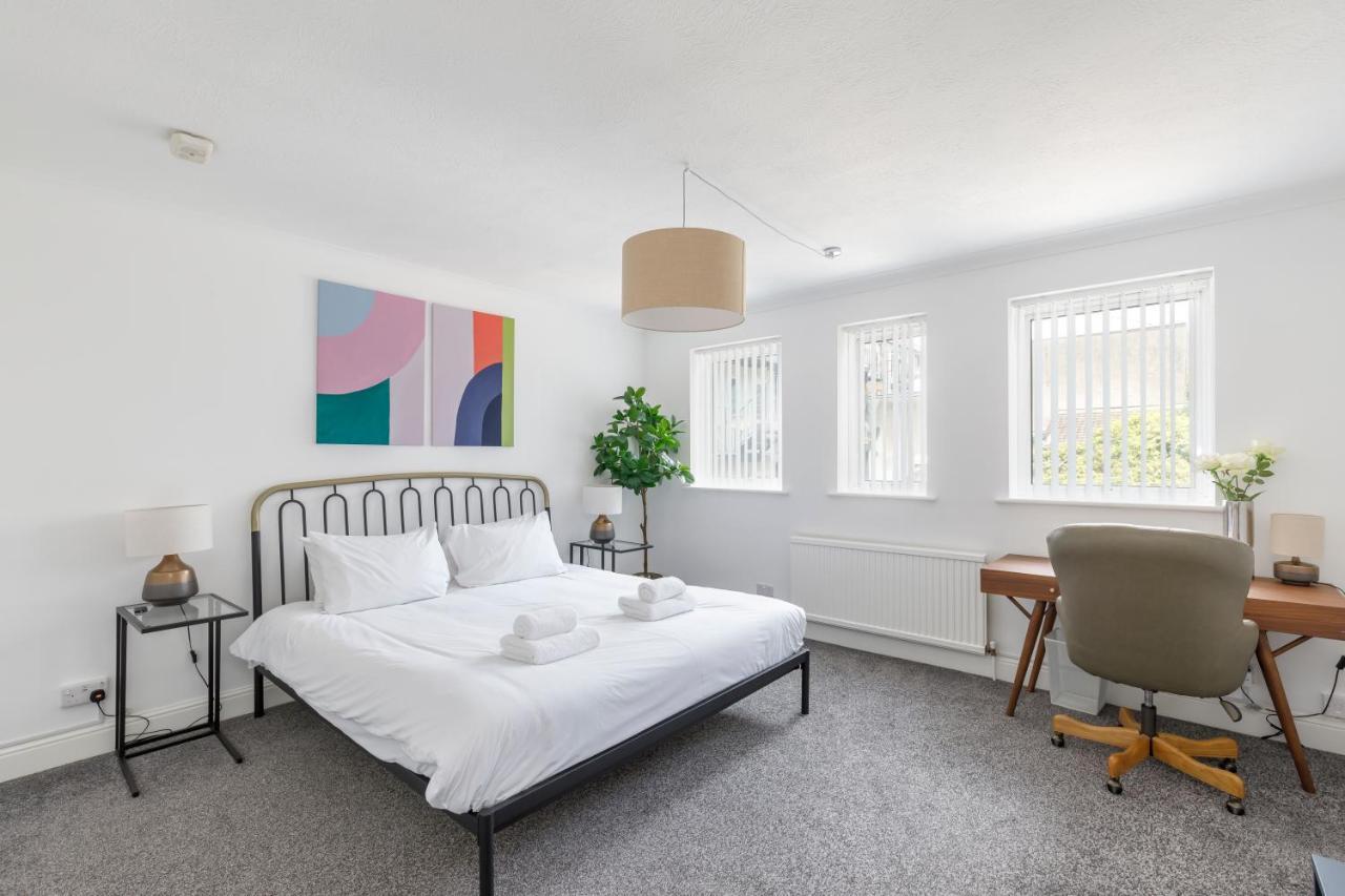 Beachside Retreat 2-bedroom Gem With Free Private Parking & Outdoor Space Holiday home