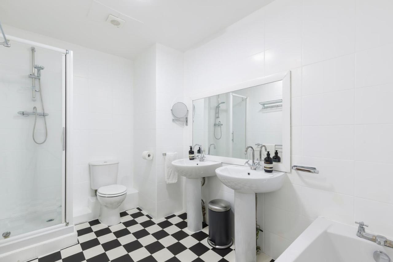 Holiday home Beachside Retreat 2-bedroom Gem With Free Private Parking & Outdoor Space *