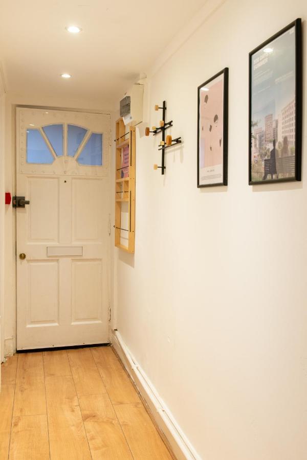Apartment Stylish Underground Flat, 30s, Graffiti Yard