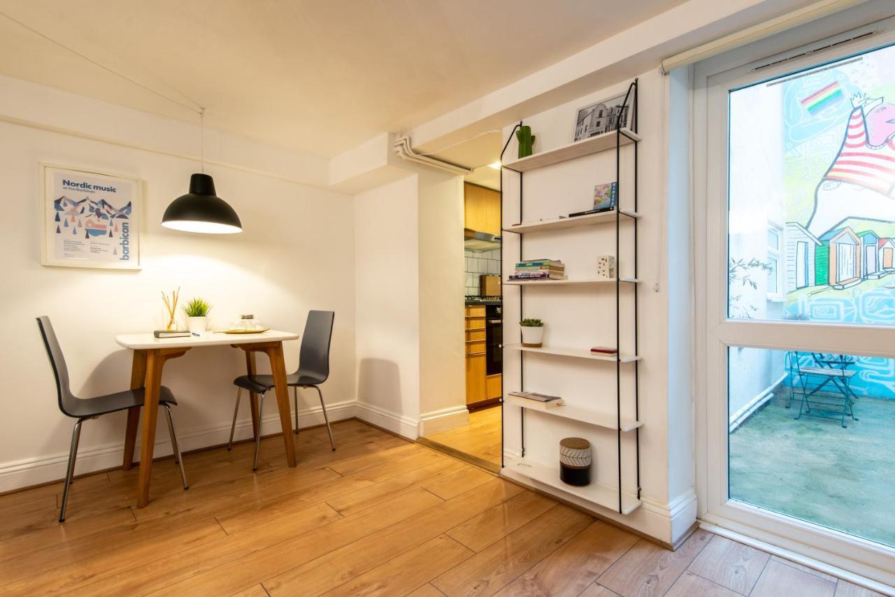 Stylish Underground Flat, 30s, Graffiti Yard Apartment *