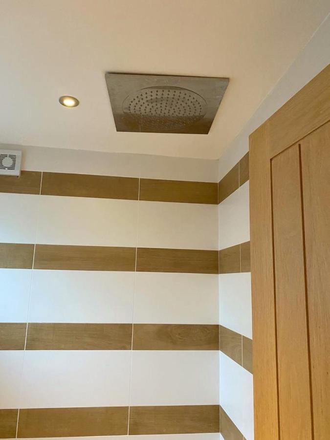 Bevendean Hut - Modern 5 Bedroom House, With Parking Holiday home *