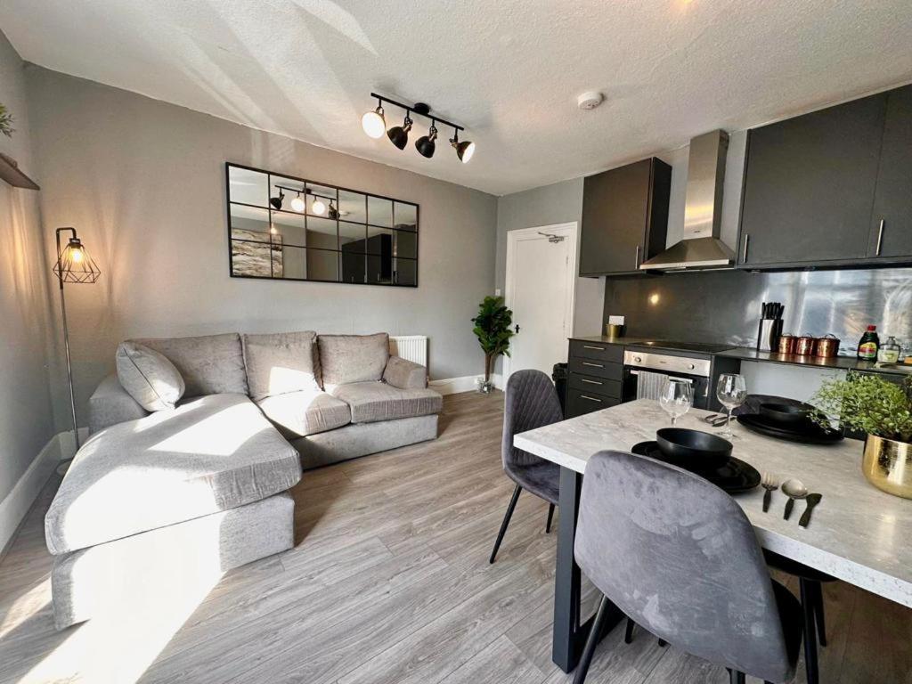 Flash Sale Train Station 3 Bedroom Flat Bn180alon Brighton