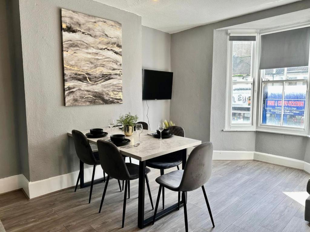 Flash Sale Train Station 3 Bedroom Flat Bn180alon Apartment