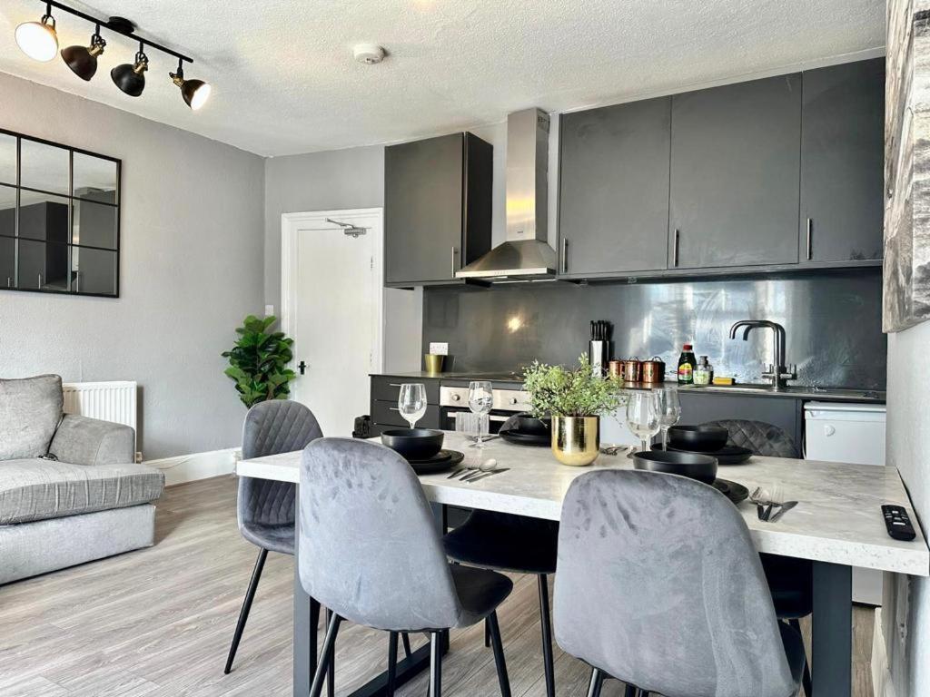 Flash Sale Train Station 3 Bedroom Flat Bn180alon Apartment *