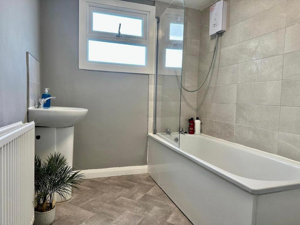 Flash Sale Train Station 3 Bedroom Flat Bn180alon Apartment *