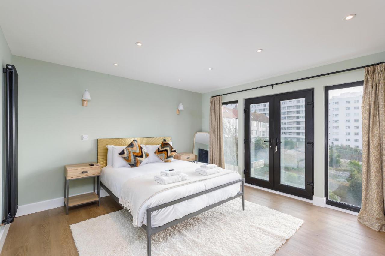 Free Parking Stylish & Modern 4-bedroom With Sea Views *