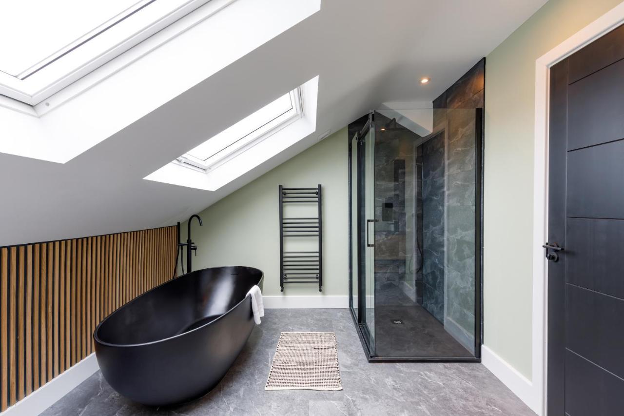 Free Parking Stylish & Modern 4-bedroom With Sea Views *