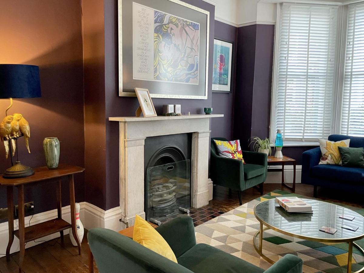 Hummingbird House - 3 Double Bedrooms And Free Parking - By Crown Gardens Homes