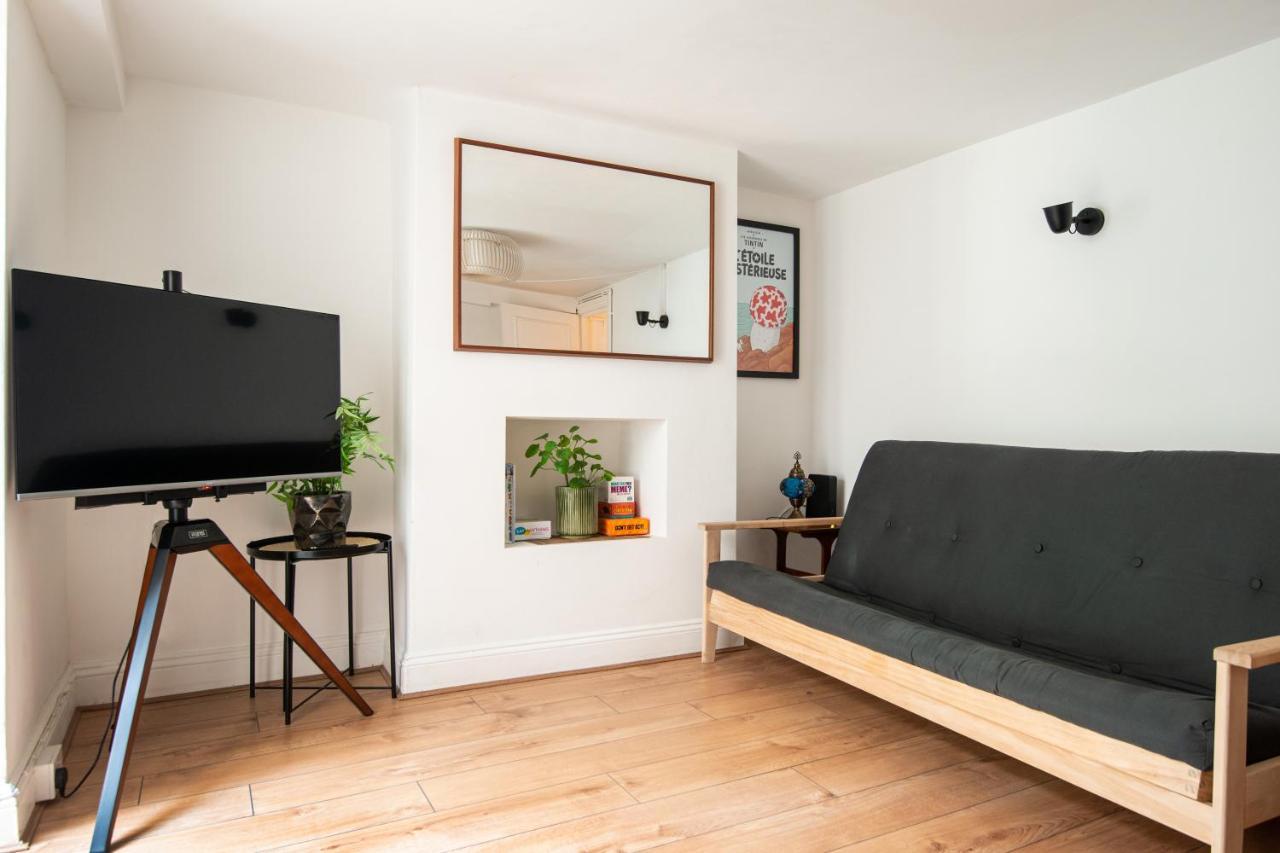 Stylish Underground Flat, 30s, Graffiti Yard Apartment
