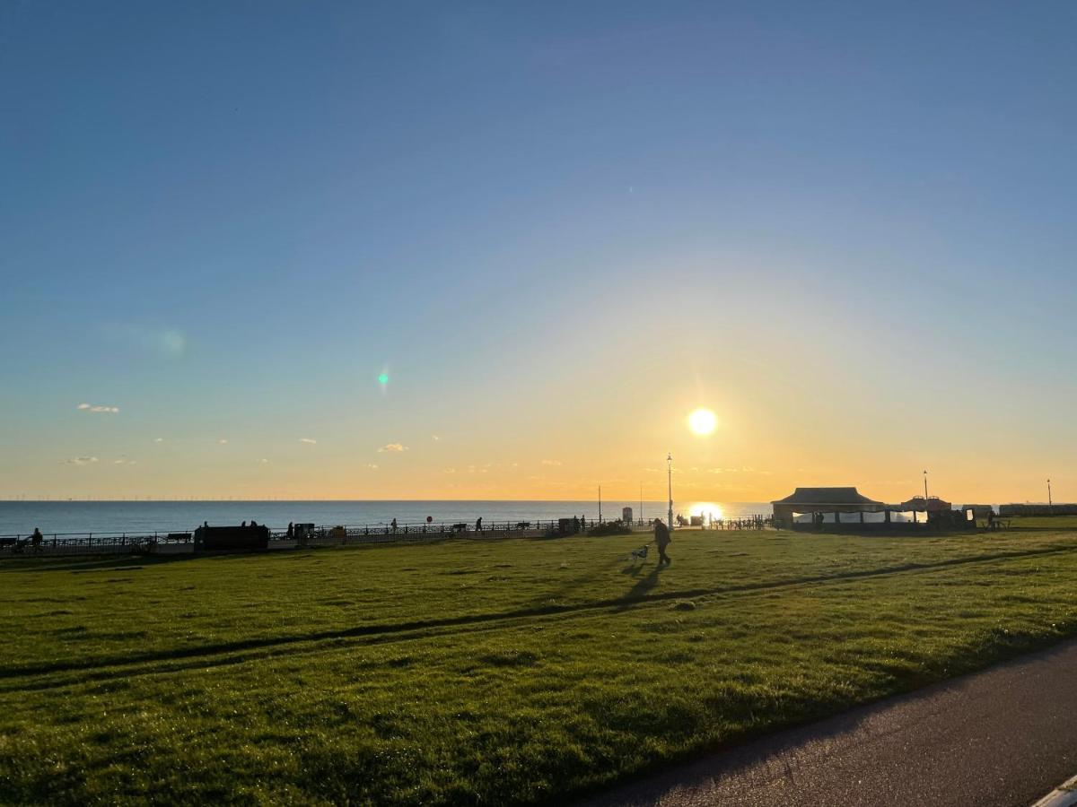 Beautiful, Central, 3 Min Walk From Beach, 2 King Doubles Apartment Brighton