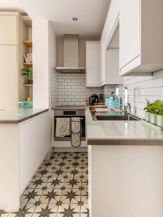Beautiful, Central, 3 Min Walk From Beach, 2 King Doubles Apartment *