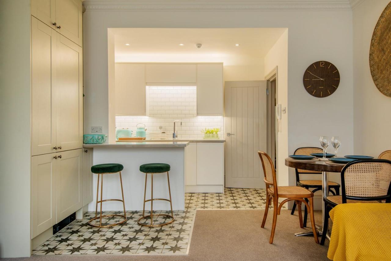 Beautiful, Central, 3 Min Walk From Beach, 2 King Doubles Apartment Brighton