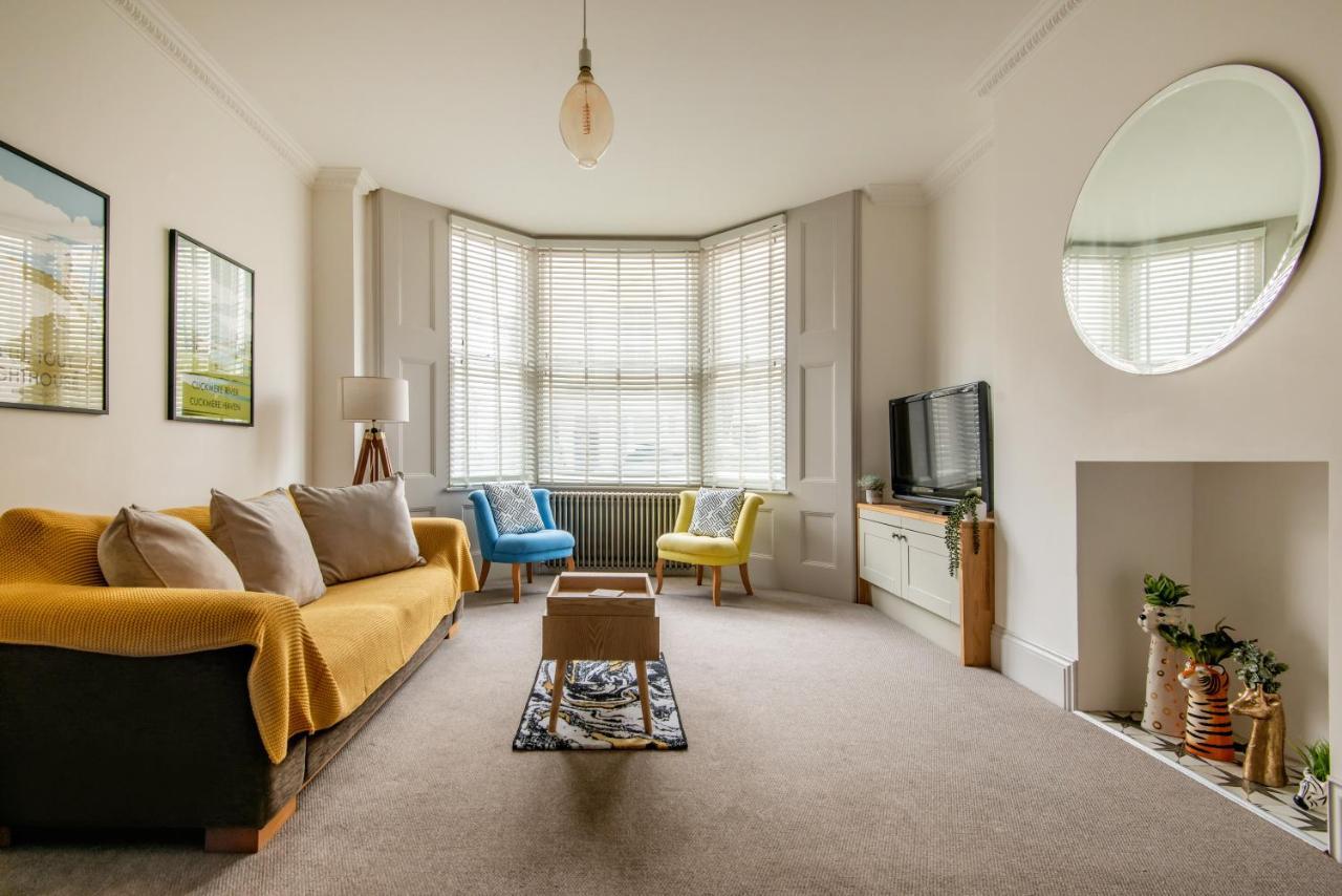 Apartment Beautiful, Central, 3 Min Walk From Beach, 2 King Doubles *