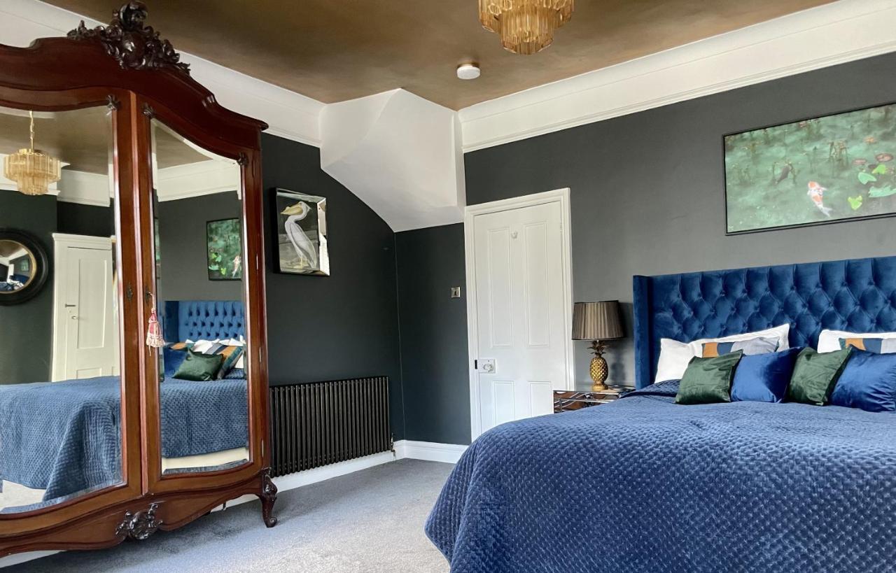 Hummingbird House - 3 Double Bedrooms And Free Parking - By Crown Gardens Homes Holiday home *